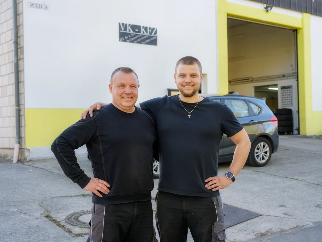 Das Team von Konradi Kfz-Service vor der Werkstatt in Lippstadt