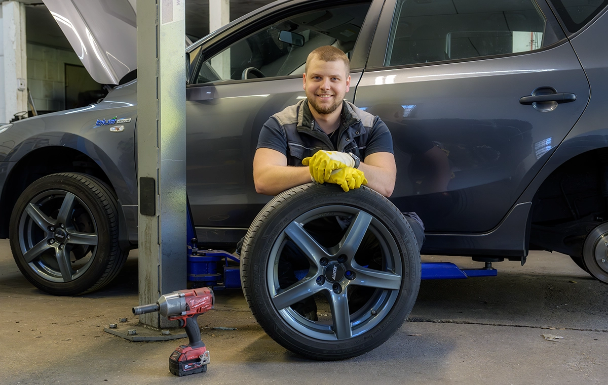 Jan Konradi von Konradi Kfz-Service mit Reifen in der Werkstatt in Lippstadt